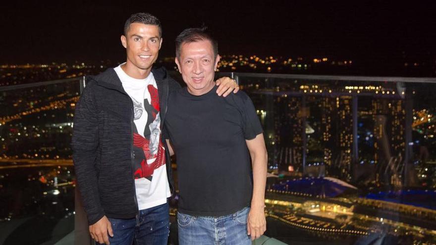 Peter Lim presenta su primer nieto a Cristiano Ronaldo