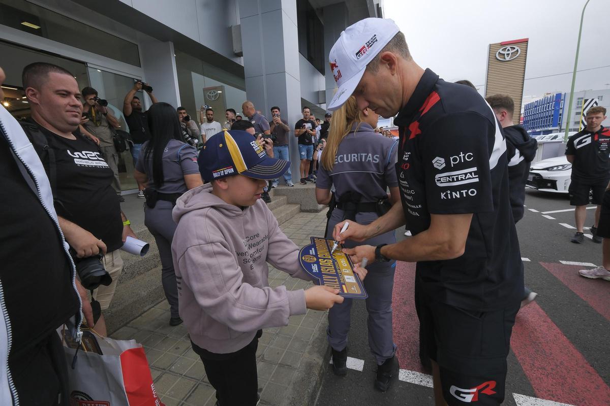 Sebastian Ogier firma un autógrafo a un joven aficionado durante la presentación de ayer en Toyota Canarias.