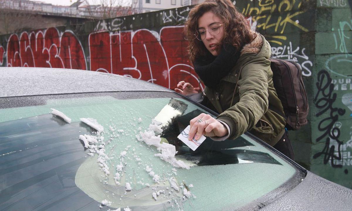 Un hombre muestra una placa de hielo que se formó en un cubo de agua. |   // IÑAKI OSORIO