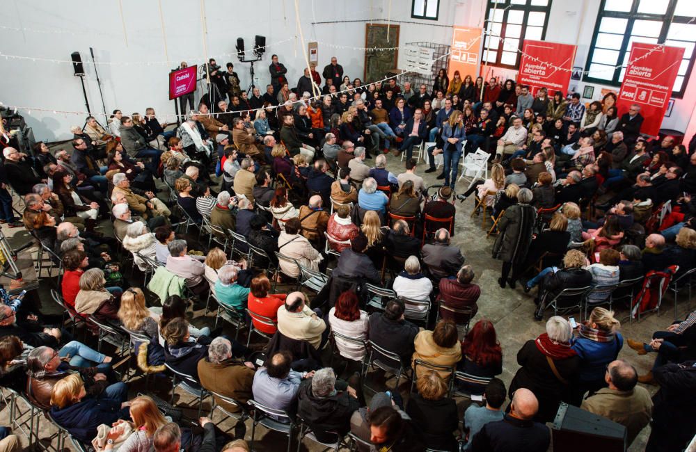 Pedro Sánchez participa en una asamblea abierta en Castelló