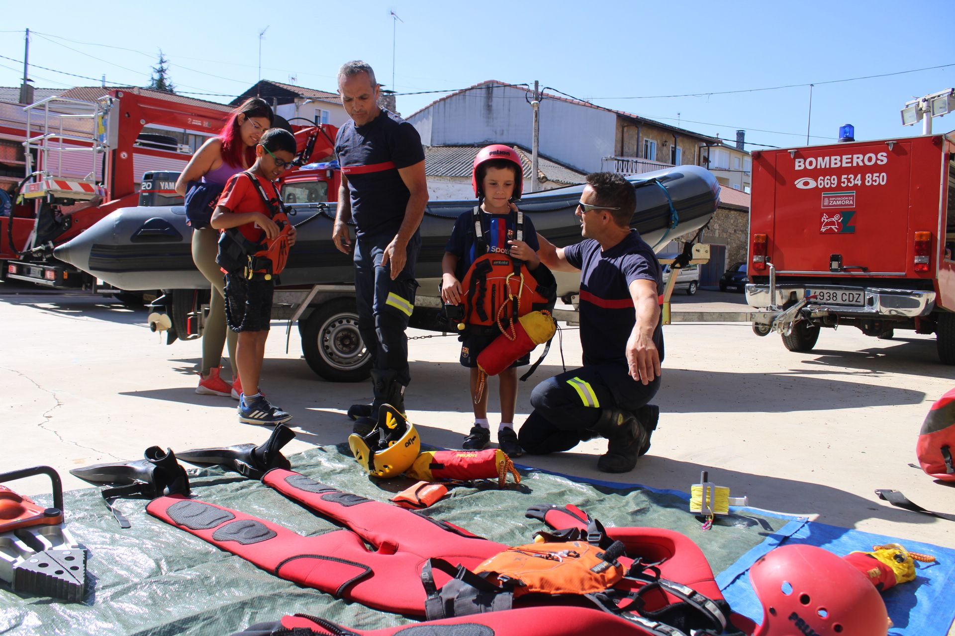 GALERÍA | Los niños de Mombuey, bomberos por un día