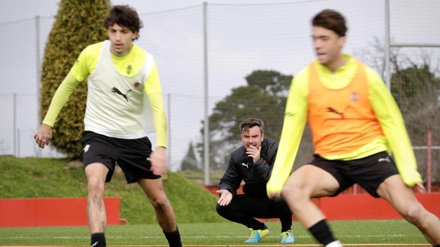 Rubén Albés, agachado, observa a Gelabert y Nacho Méndez. | JUAN PLAZA