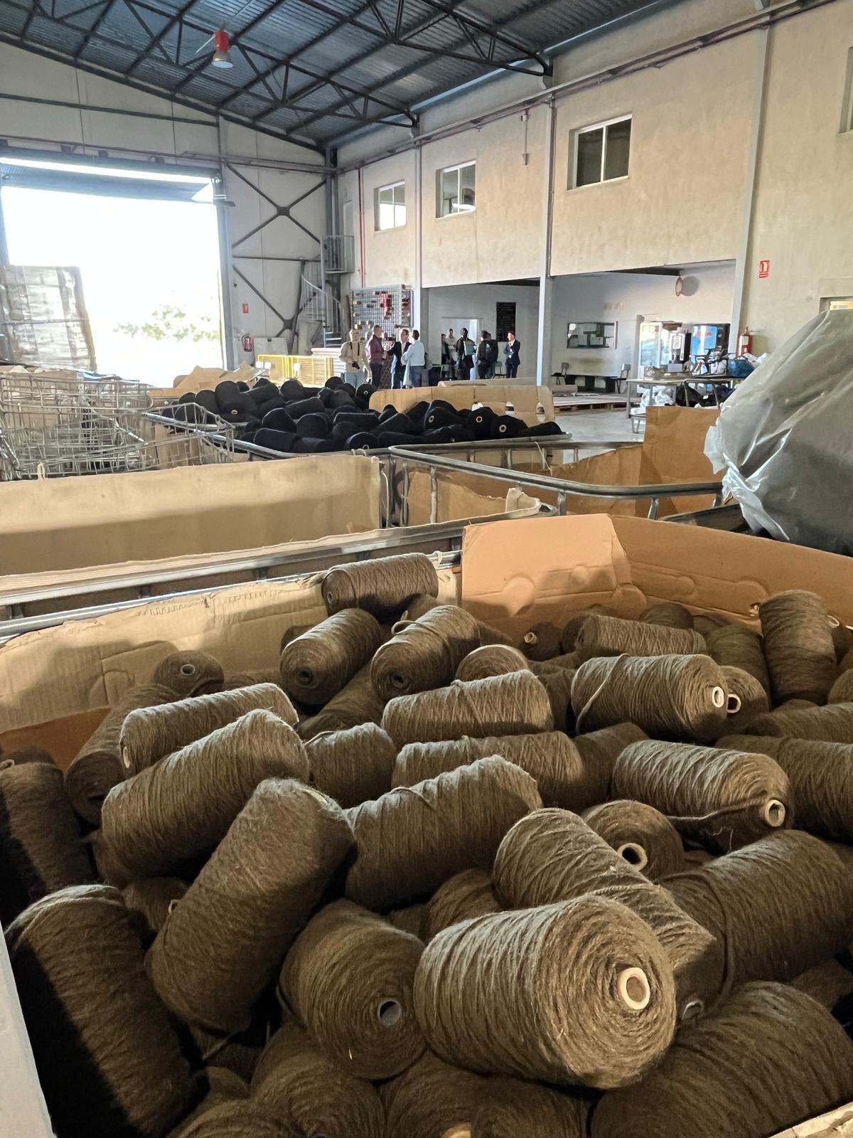 La empresa Alfombras Imperial recibió la visita institucional este lunes por la tarde en Crevillent