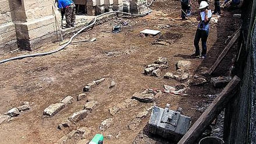 Los técnicos   inspeccionan el acceso a         Santiago del      Burgo.