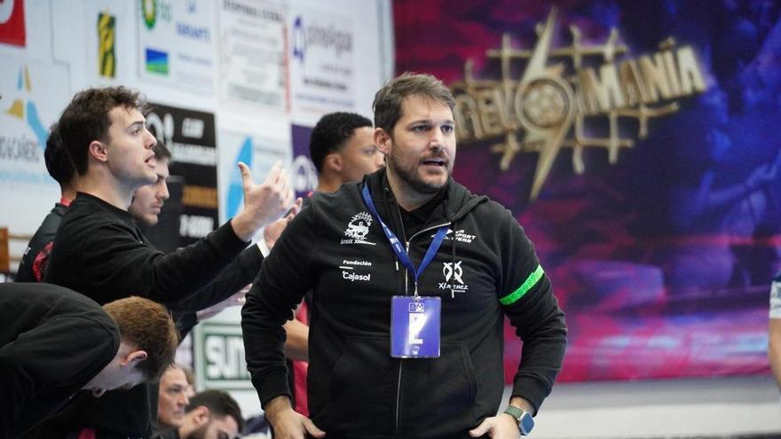 Final en Puente Genil: el Cajasol Ángel Ximénez se juega la vida ante el juez de la Liga.