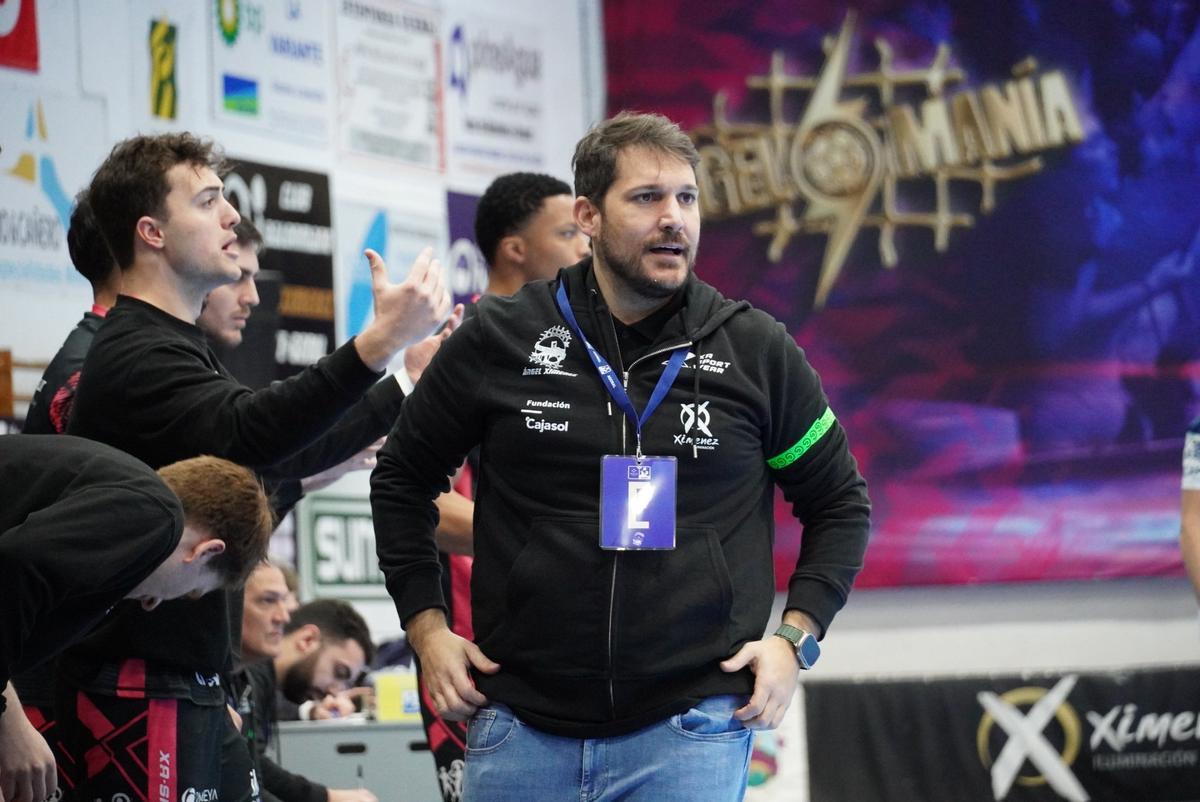 Toni Malla dirige a su equipo durante un encuentro.