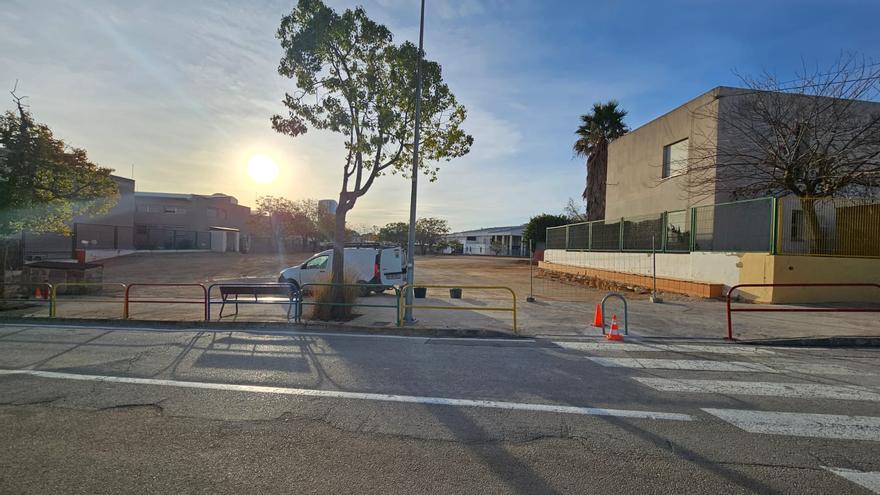 Calp abre el parking en la parcela del Gargasindi para paliar la falta de aparcamiento en la zona escolar