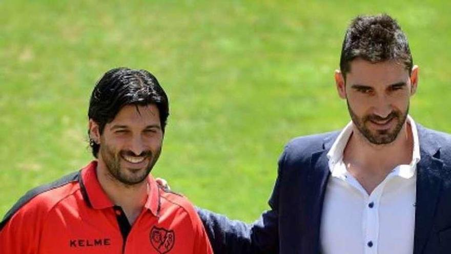 El &quot;Chori&quot; Domínguez, a la izquierda, con el director deportivo del Rayo, David Cobeño, durante la presentación del futbolista.