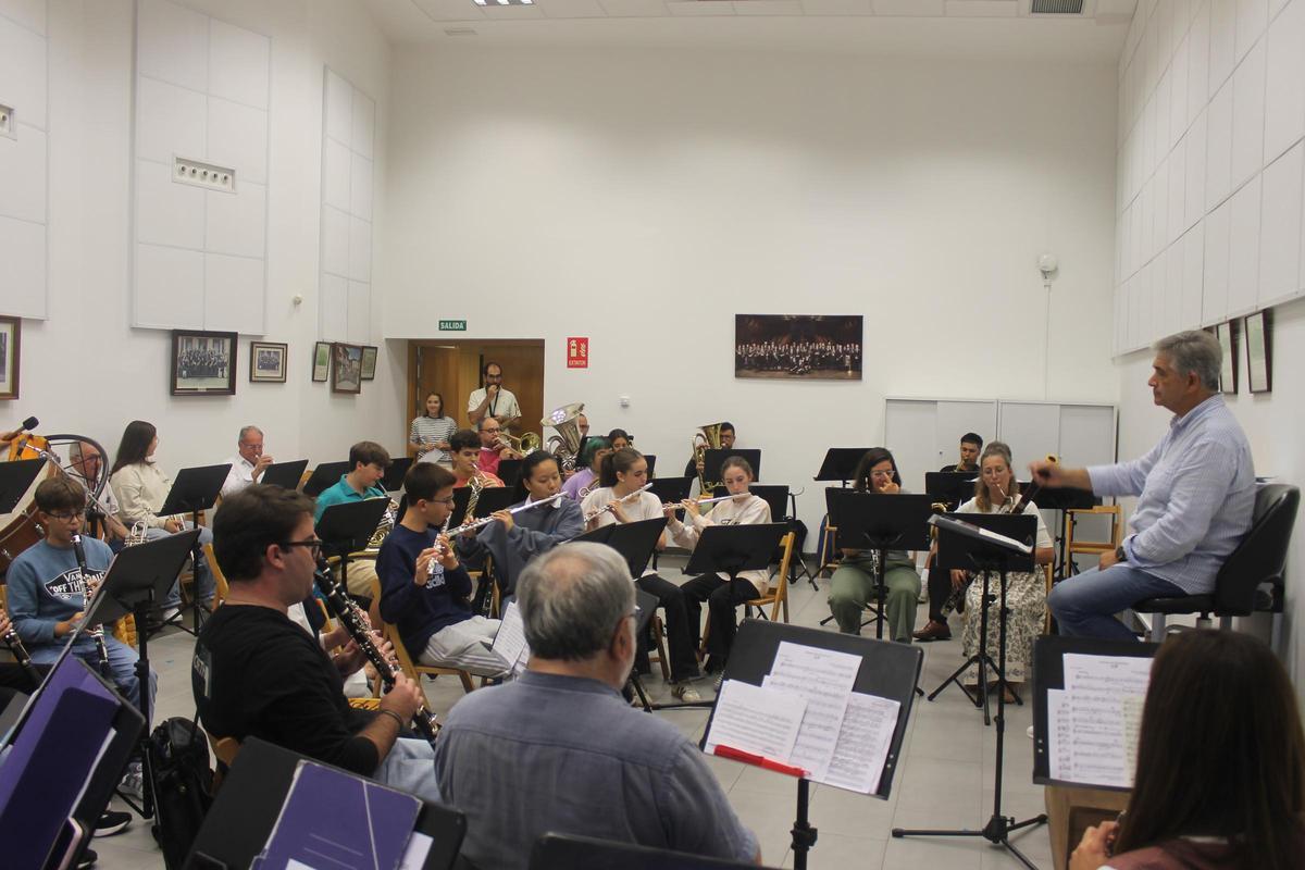 Los integrantes de la Banda de Música de Siero, durante un ensayo.