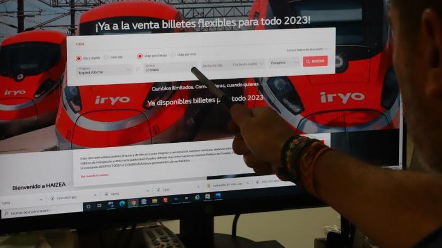 Un cliente potencial consulta información sobre los billetes en la web de Iryo.