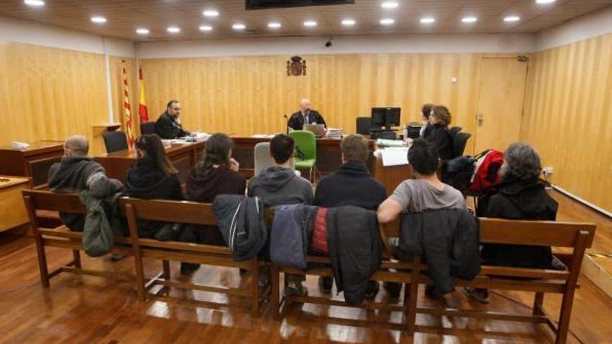 Els set activistes a la banqueta dels acusats dels jutjats de Girona.