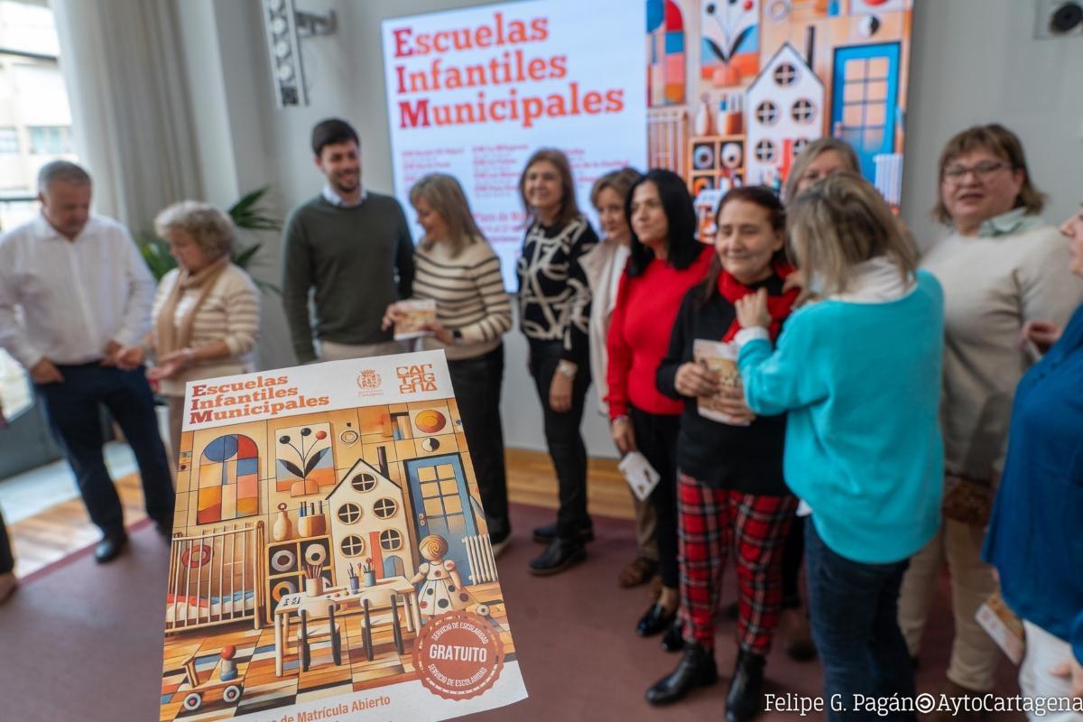 Un grupo de personas durante la apertura del plazo de matrícula para las escuelas infantiles municipales.