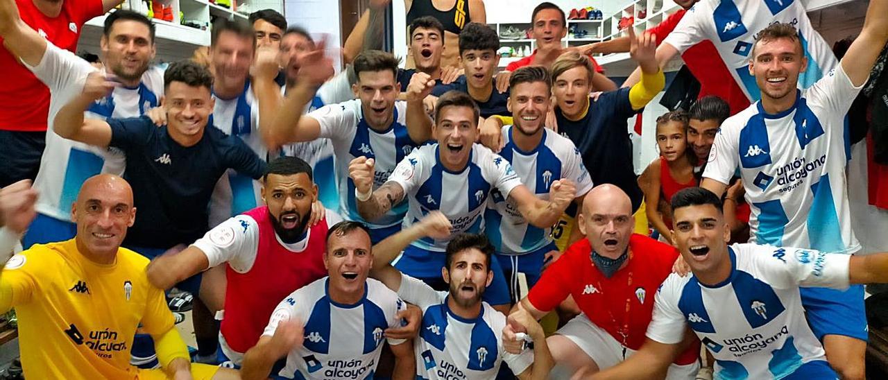 Los futbolistas del Alcoyano celebran su triunfo en la primera jornada de Liga. | CD ALCOYANO