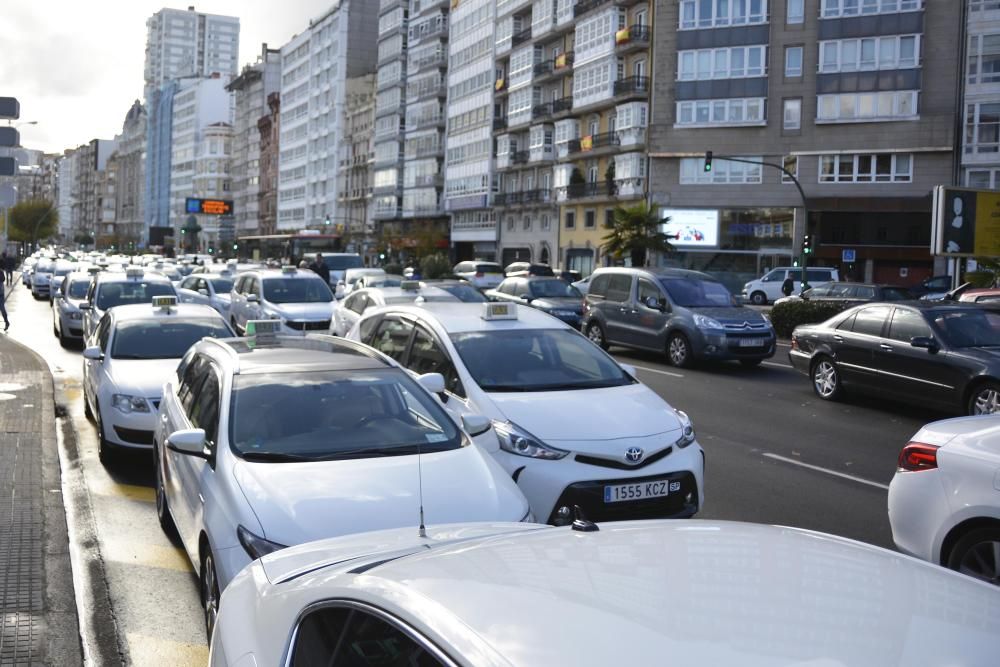 Taxistas de la ciudad marchan en caravana por A Coruña dentro de una jornada de protestas del sector del taxi contra los vehículos de transporte colectivo