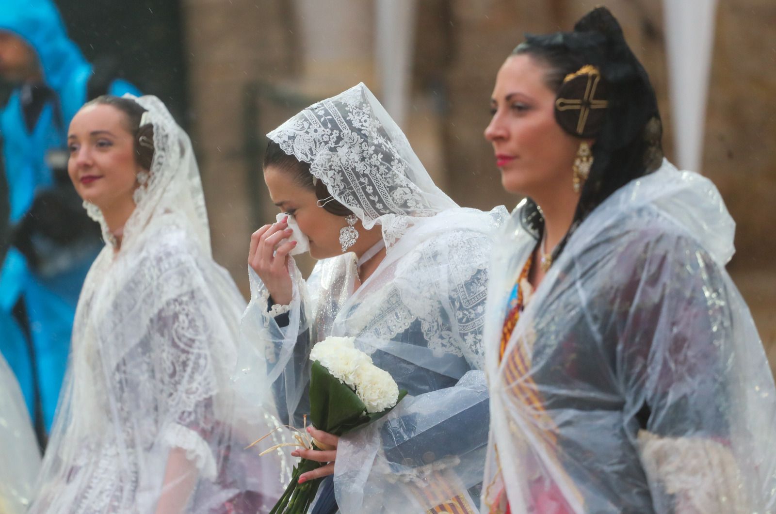 Desfile de chubasqueros y paraguas ante la Mare de Déu