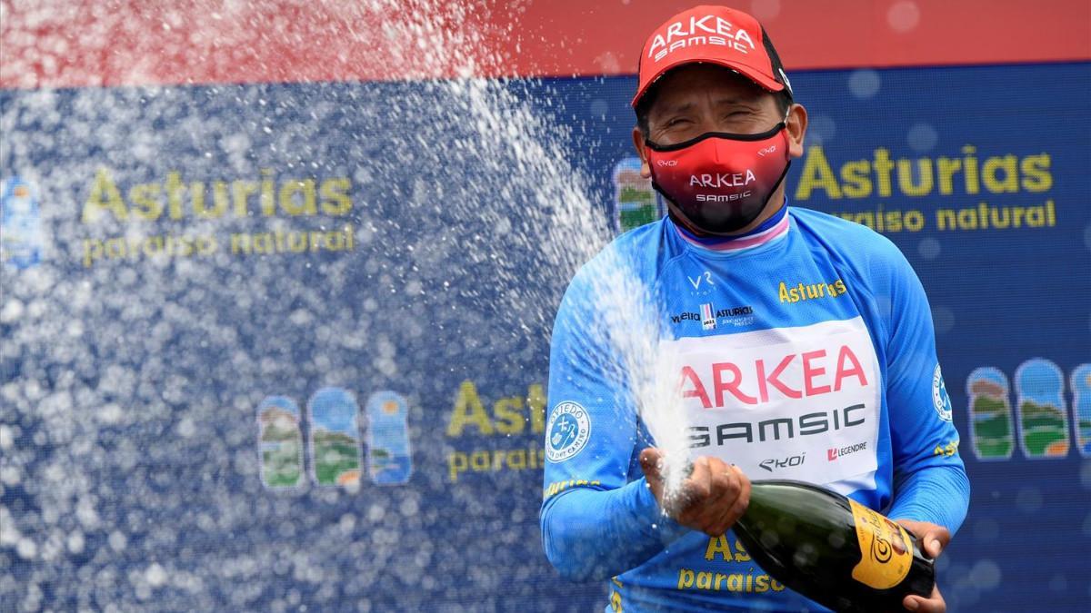 Nairo celebra el título en el podio