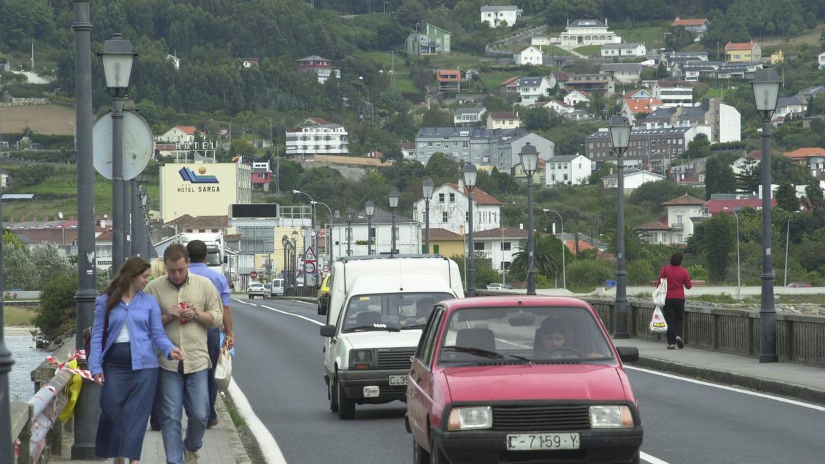 Tráfico de vehículos y peatones por el puente que comunica Pontedeume con Cabanas, en la N-651.