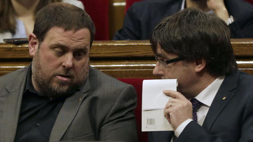 El president Carles Puigdemont conversa con Junqueras.