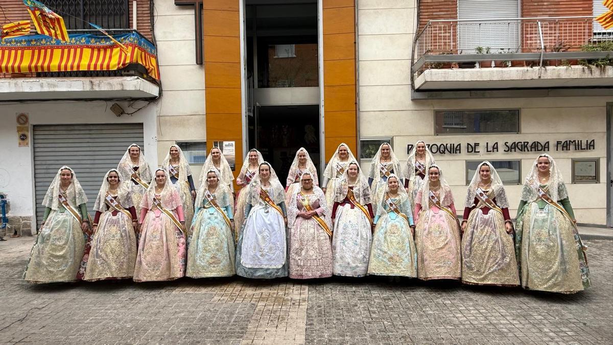 Las Falleras Mayores de Torrent visitan a la comisión de Adisto.