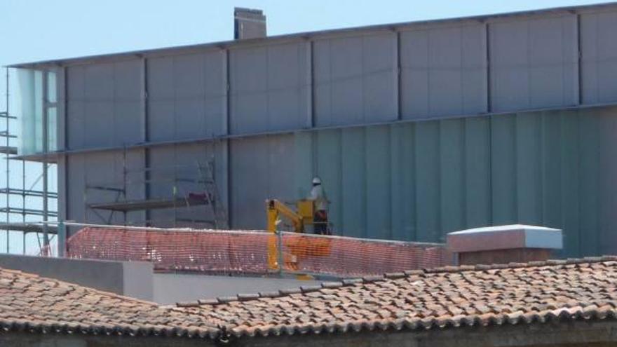 Revestimiento de vidrio para el teatro Ramos Carrión