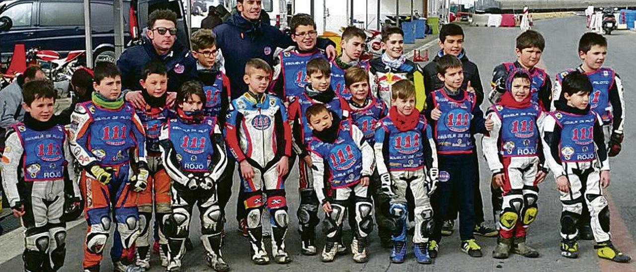 Un grupo de alumnos de la Escuela de Motociclismo.