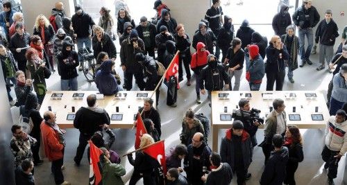 Manifestantes de CNT y CGT causan destrozos en Barcelona en una huelga del transporte