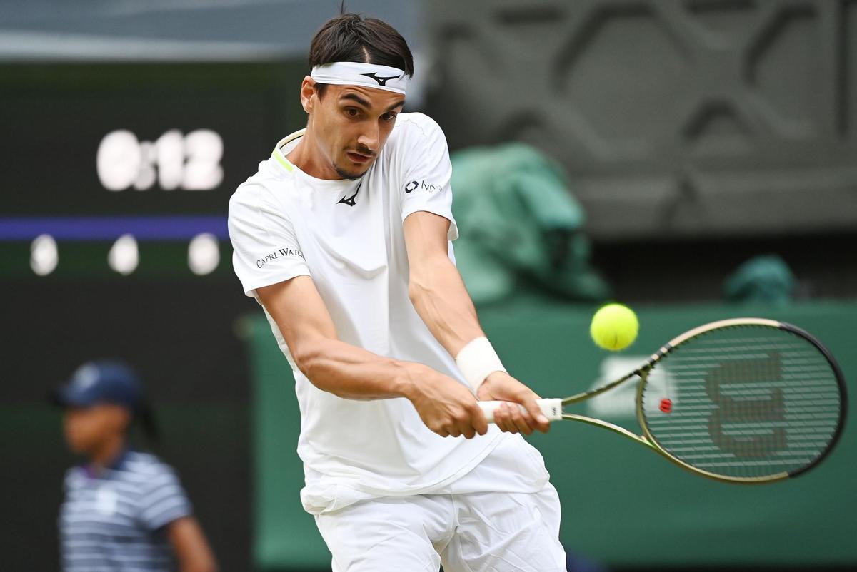 Wimbledon (United Kingdom), 02/07/2022.- Lorenzo Sonego of Italy in action against Rafael Nadal of Spain during their Men’s third round match at the Wimbledon Championships, in Wimbledon, Britain, 02 July 2022. (Tenis, Italia, España, Reino Unido) EFE/EPA/ANDY RAIN EDITORIAL USE ONLY