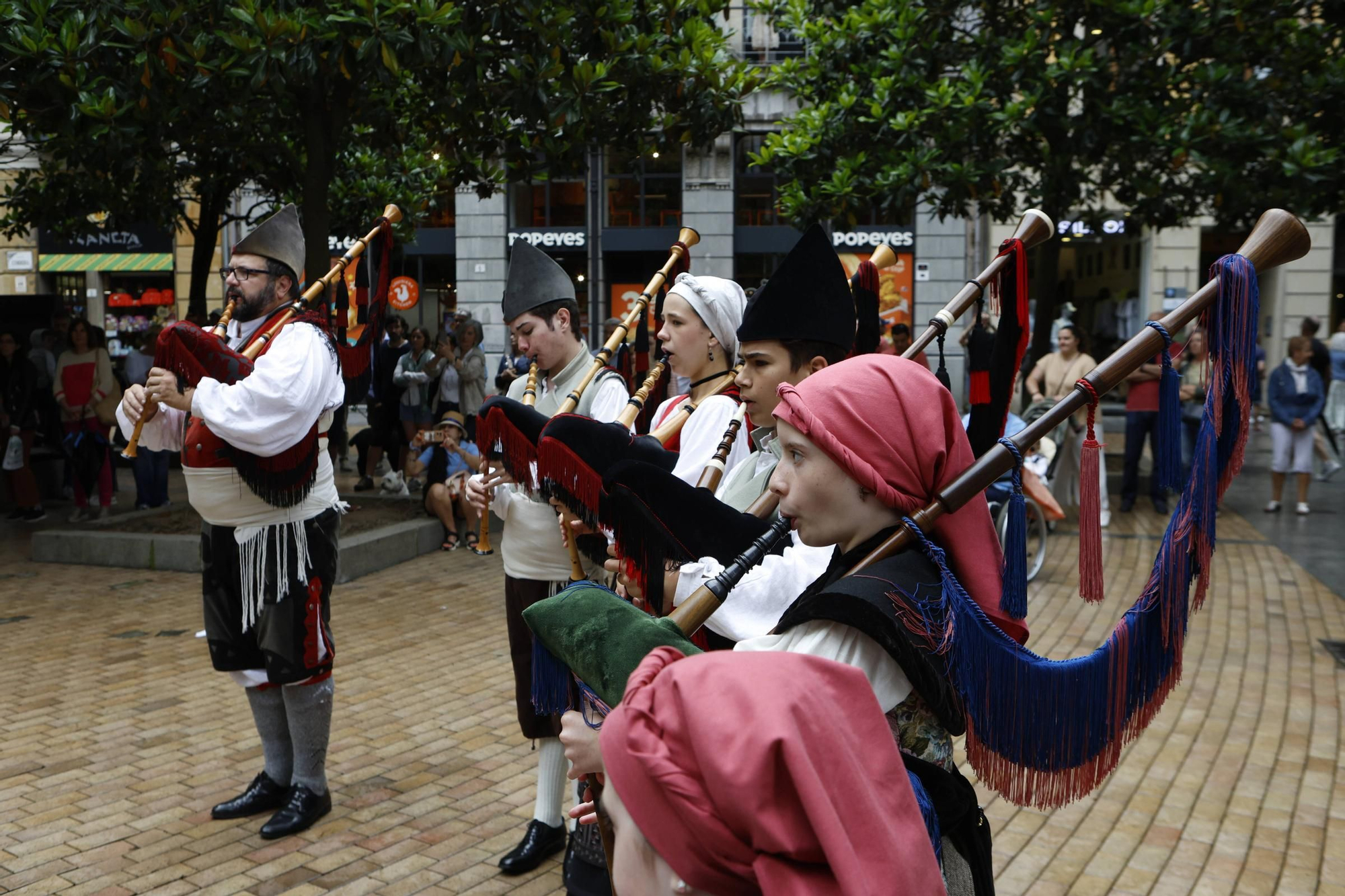 La Fiesta de la Música llena de gaitas y folklore las calles de Gijón (en imágenes)