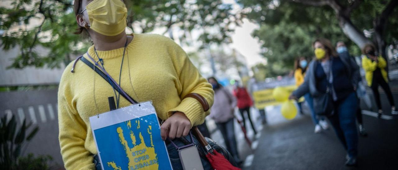 Concentración de protesta de empleados interinos en Santa Cruz de Tenerife. | | ANDRÉS GUTIÉRREZ