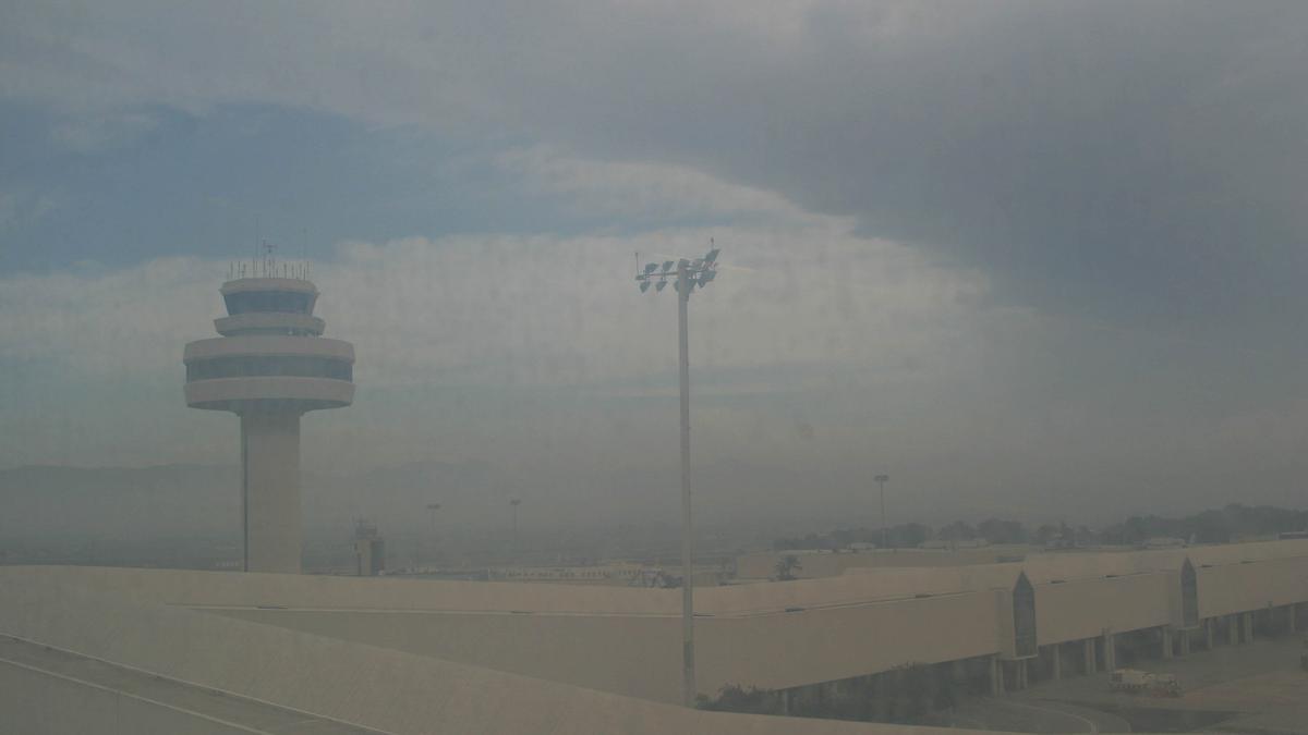 Niebla en la torre de control del aeropuerto de Palma