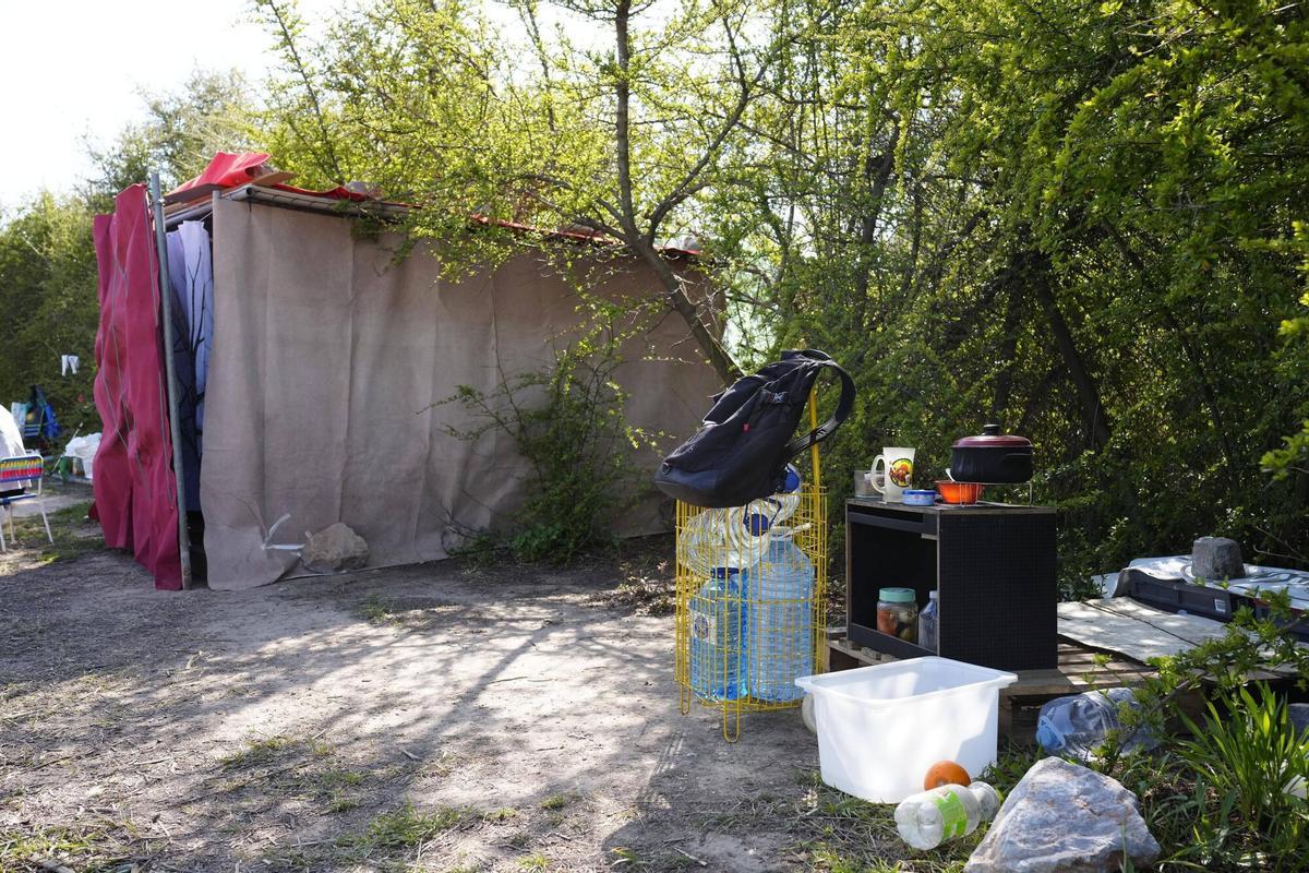 La vivienda de Condoiu Catalin, en un terreno de Aena en El Prat de Llobregat.