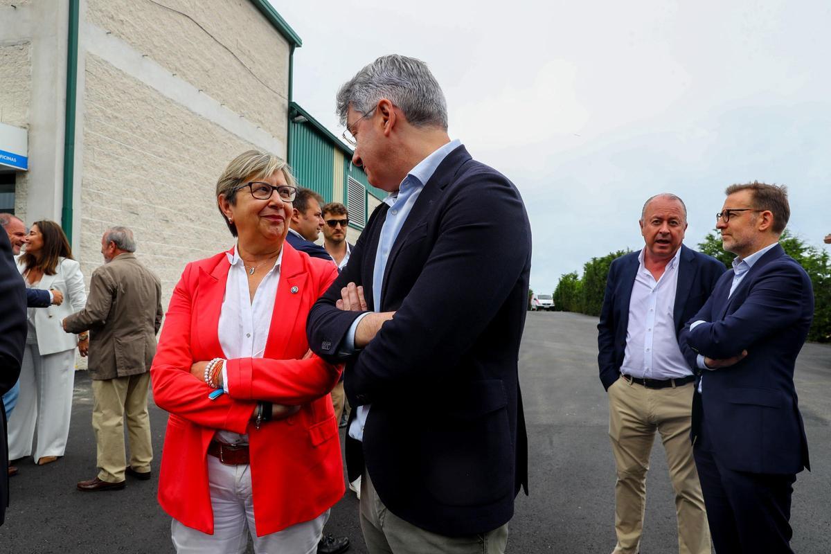 La conselleira de Mar, Rosa Quintana, y el alcalde de O Grove, José Cacabelos.