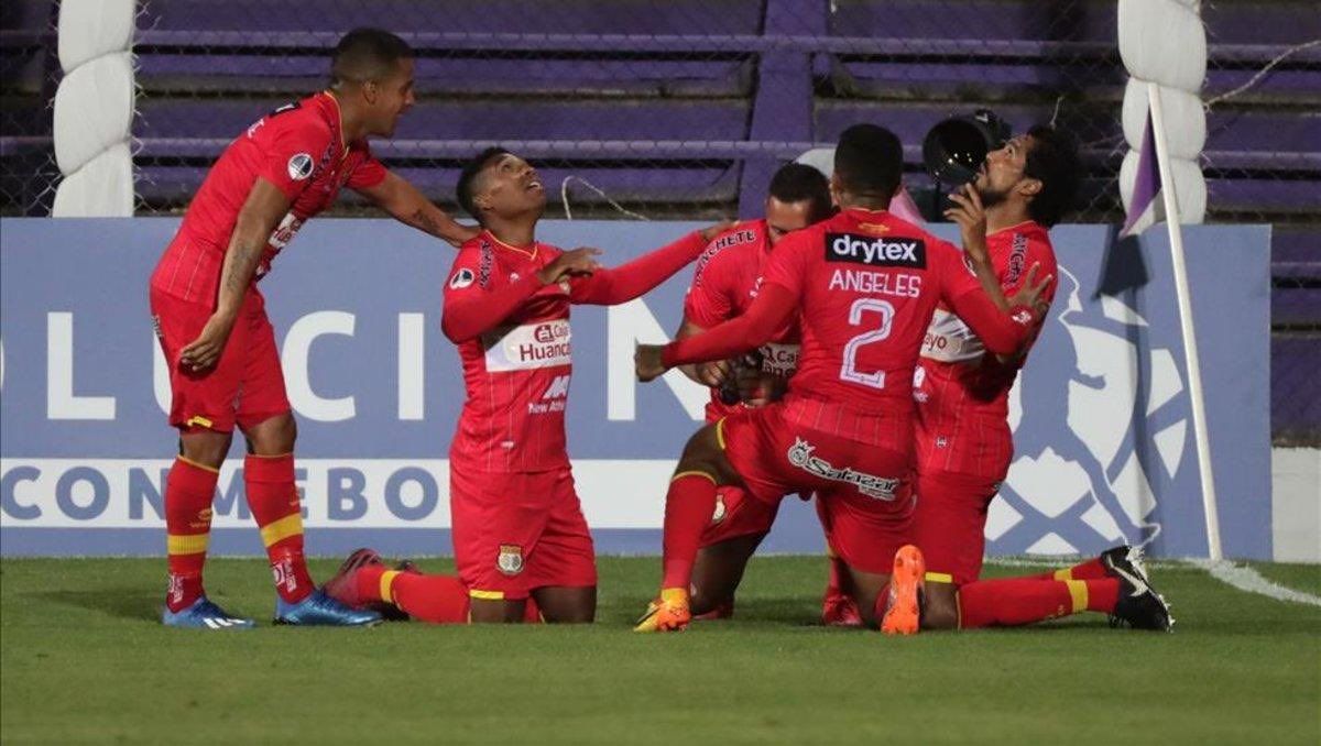 Los jugadores de Sport Huancayo celebran un tanto.