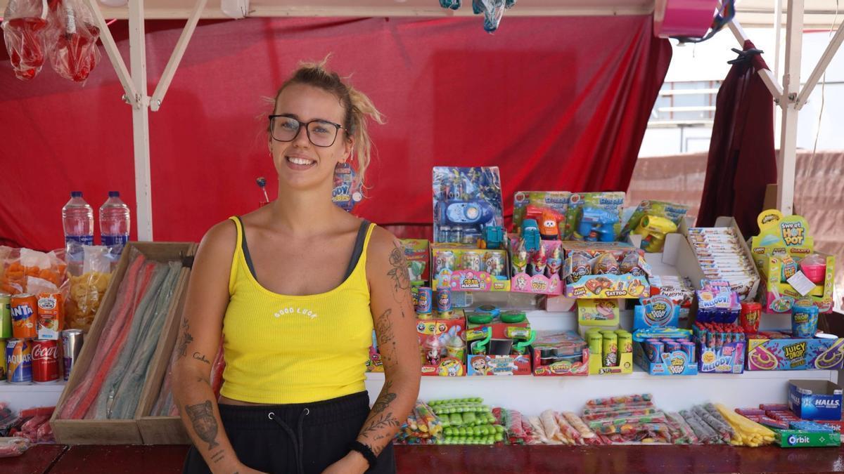 Laura, trabajadora en un puesto ambulante de la Feria de Málaga