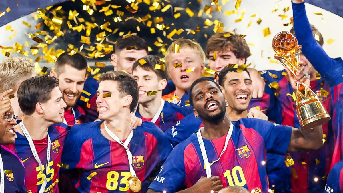 Emil Nielsen celebra el título con sus compañeros