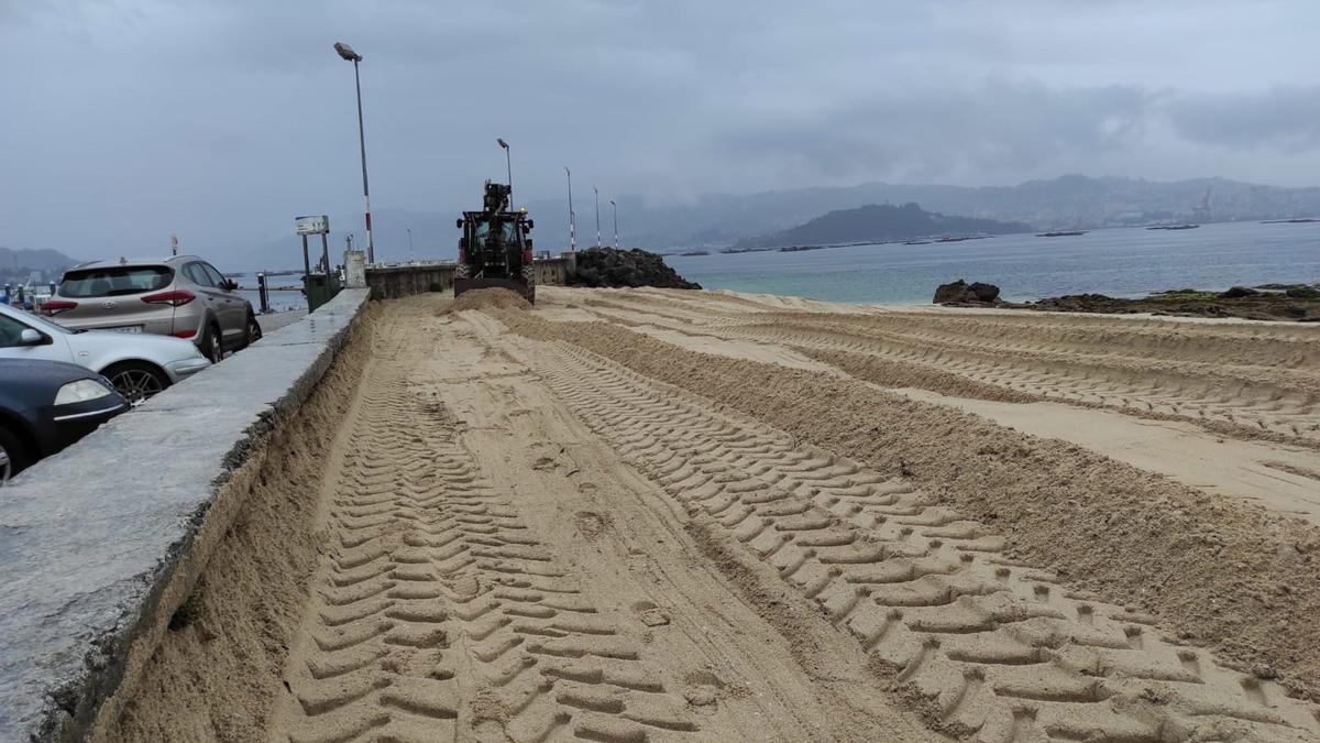 Limpieza a máquina, ayer, en la playa moañesa do Con.