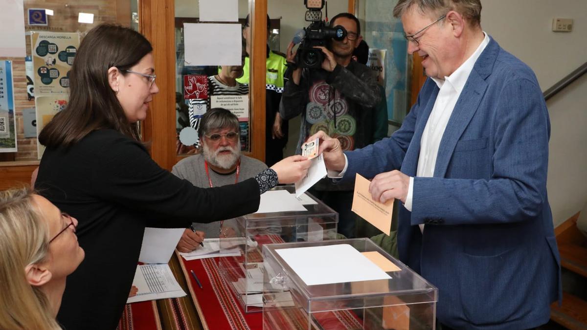 Ximo Puig, el primero en votar: "Hoy se decide el futuro de la Comunitat Valenciana, no otras cosas"