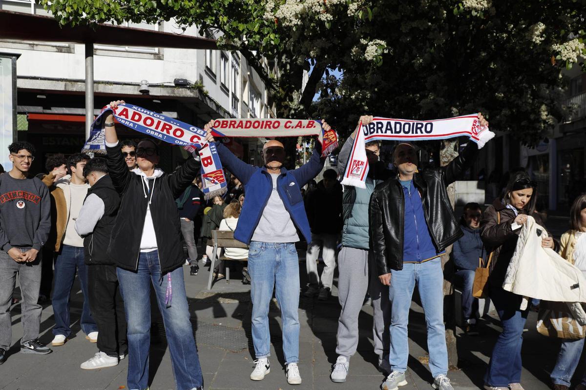 Los aficionados del Obradoiro disfrutan del derbi con el Leyma en la pantalla instalada en la praza Roxa