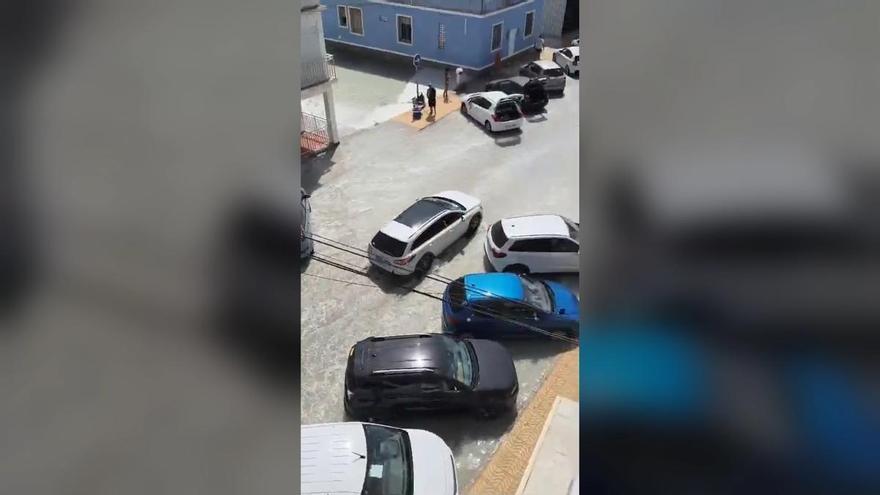 Un meteotsunami inunda algunas calles de primera línea de mar en Elx