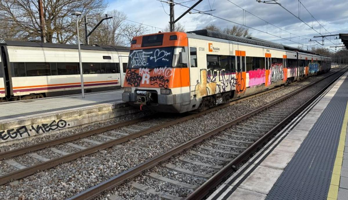 Un tren aturat a les vies a l'estació de Caldes de Malavella.