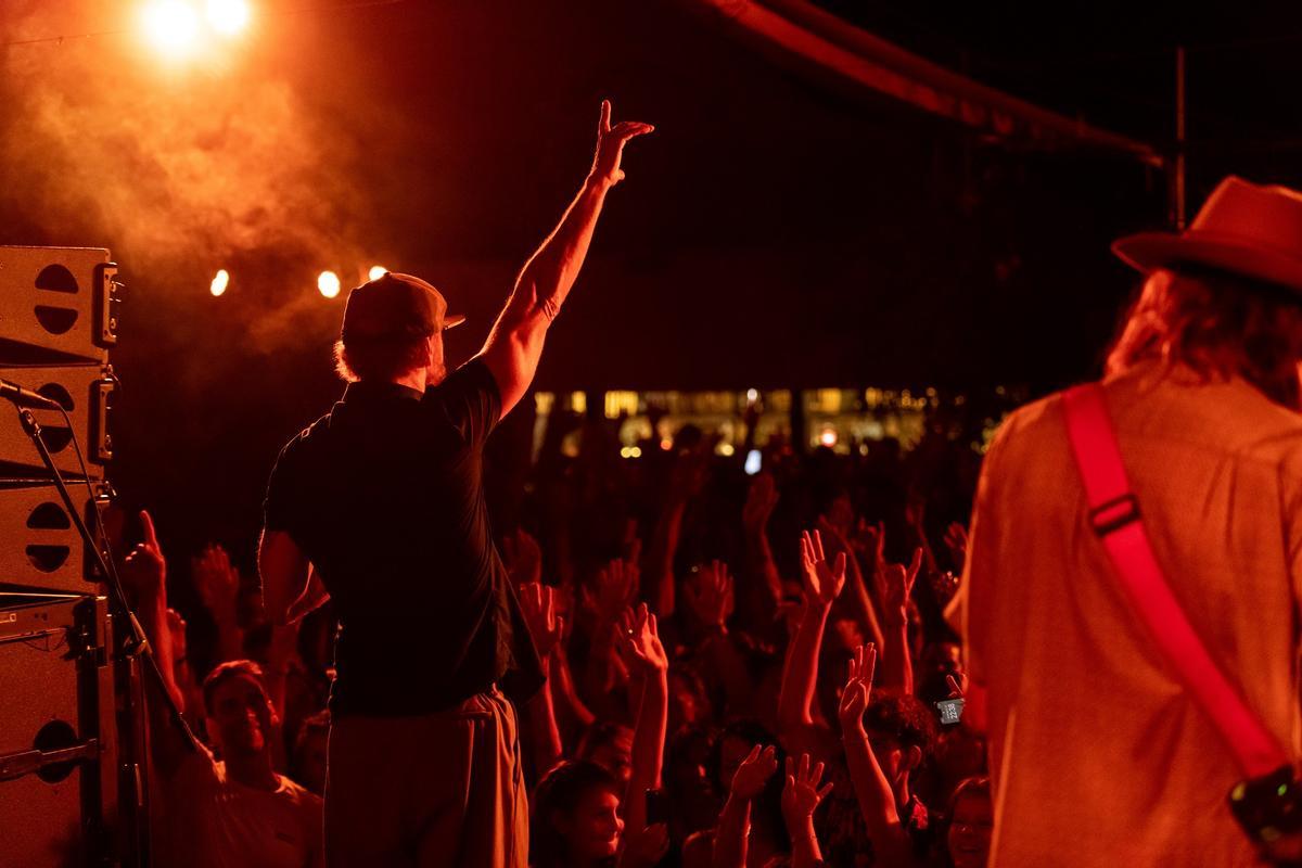 Macaco durante un concierto.