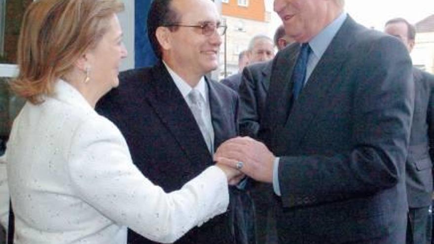 El rei Joan Carles I saluda la vicepresidenta de Prensa Ibérica, Arantza Sarasola, en els 150 anys del Faro de Vigo, el 2003