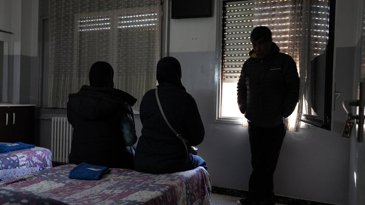 Abdelhalek Darrah, junto a su mujer y su hija de 14 años, en una pensión provisional donde duermen gracias a la solidaridad vecinal.