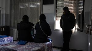 Abdelhalek Darrah, junto a su mujer y su hija de 14 años, en una pensión provisional donde duermen gracias a la solidaridad vecinal.
