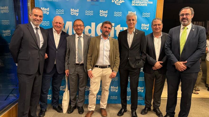 Andrés Perelló, Juan Enrique Martínez, Ezequiel Moltó y Salvador Ivorra con otros asistentes a la gala MedCity.