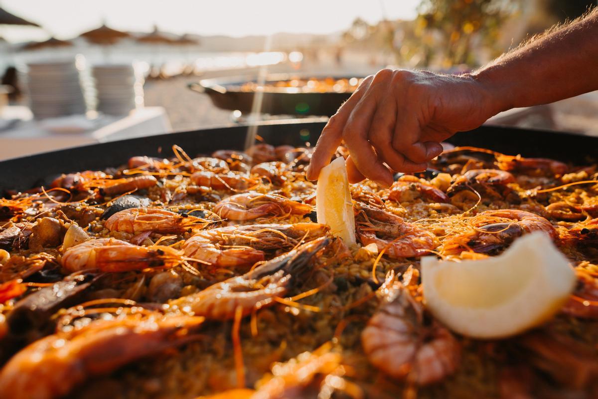Preparación de paella en la playa de Mallorca
