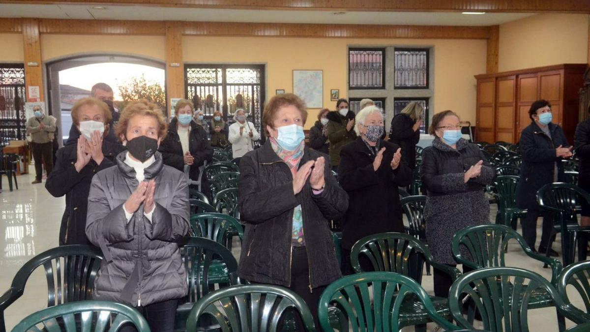 Feligreses de Caleiro durante el acto de recepción de la Cruz de Lampedusa.