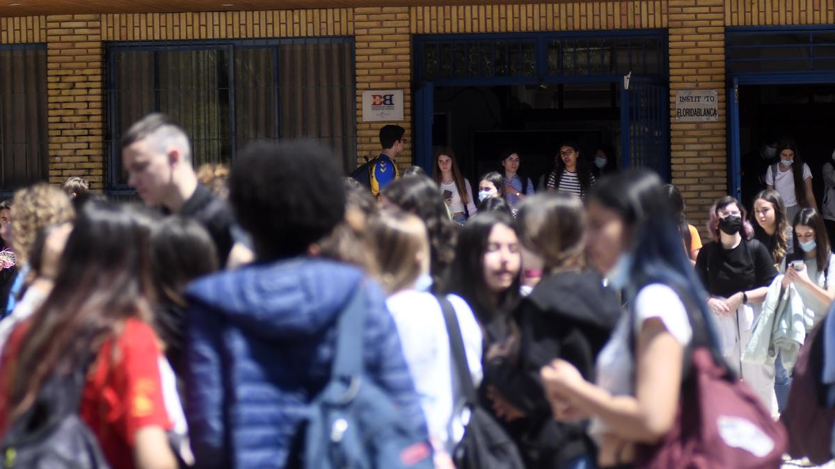 Estudiantes de un instituto de Murcia, antes de entrar a clase.