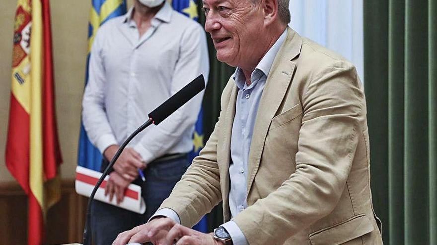 Aurelio Martín, con Alberto Ferrao al fondo, durante la rueda de prensa de ayer.