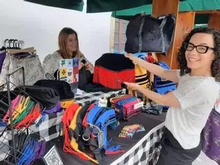 El emprendimiento femenino toma Villaviciosa en un animado mercadillo: "Nada mejor que comprar en comercios locales y de mujeres"